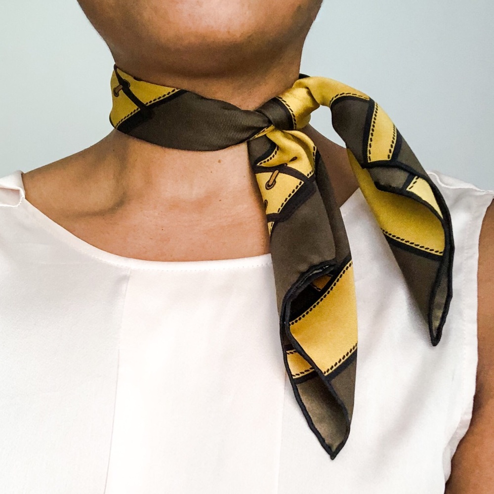 Burberry Scarf With belt motif - Picture 4 of 9
